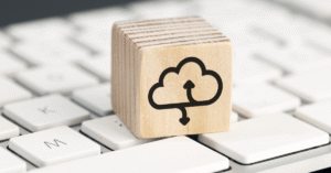 La migración de hosting en WordPress es un proceso que requiere cuidado, pero siguiendo estos pasos podrás hacerlo con seguridad. Planifica, realiza copias de seguridad y prueba la web antes de redirigir el dominio.